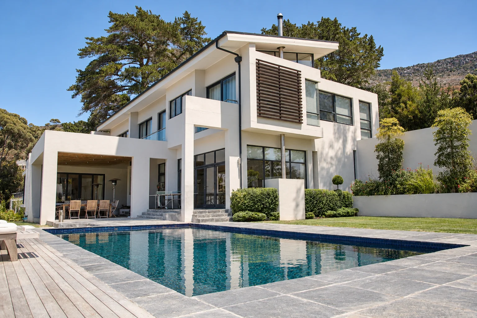 Arquitectura residencial ACV: casa moderna con piscina y vistas montañosas