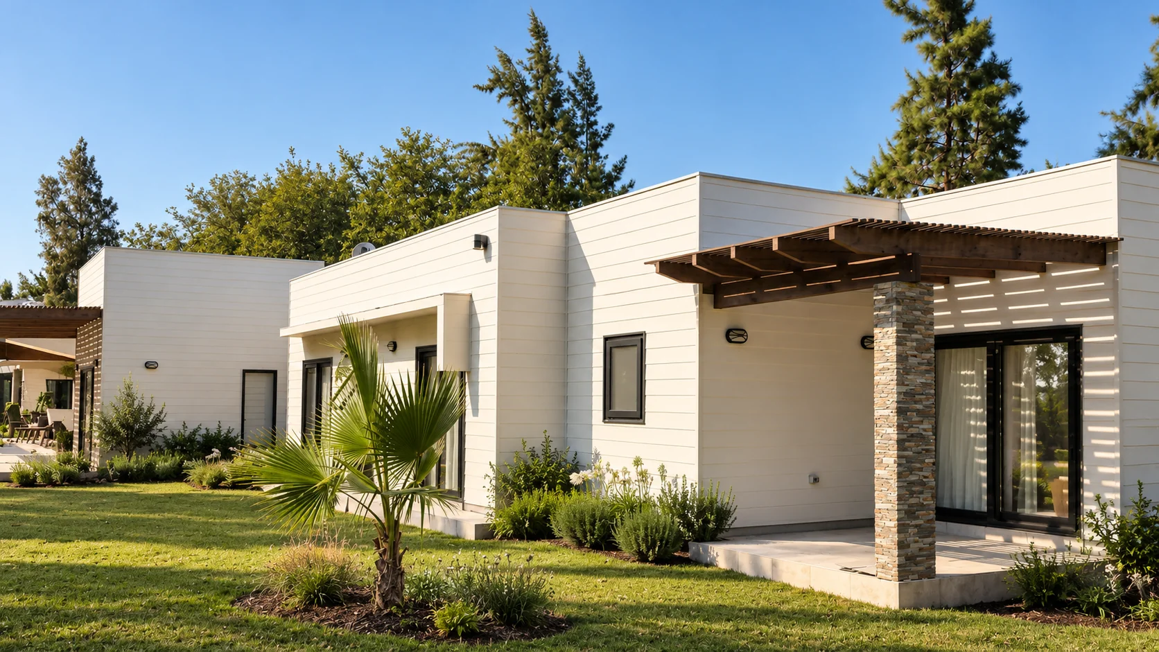 Vivienda residencial — Casa moderna entre jardines exuberantes